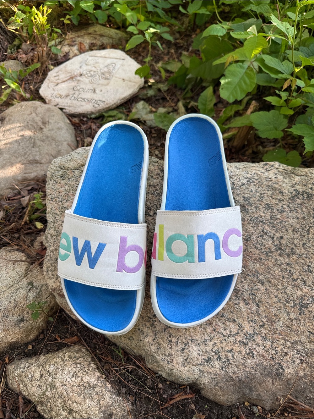 New Balance Slide Sandals White With Blue Footbed Women’s Size 9 Pre-Owned